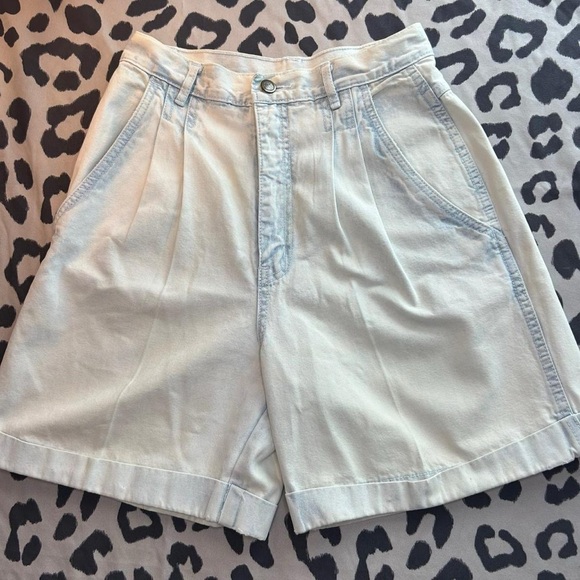 Vintage Pleated Denim Shorts – Size 6 🌟(Bill Blass) - Picture 3 of 10